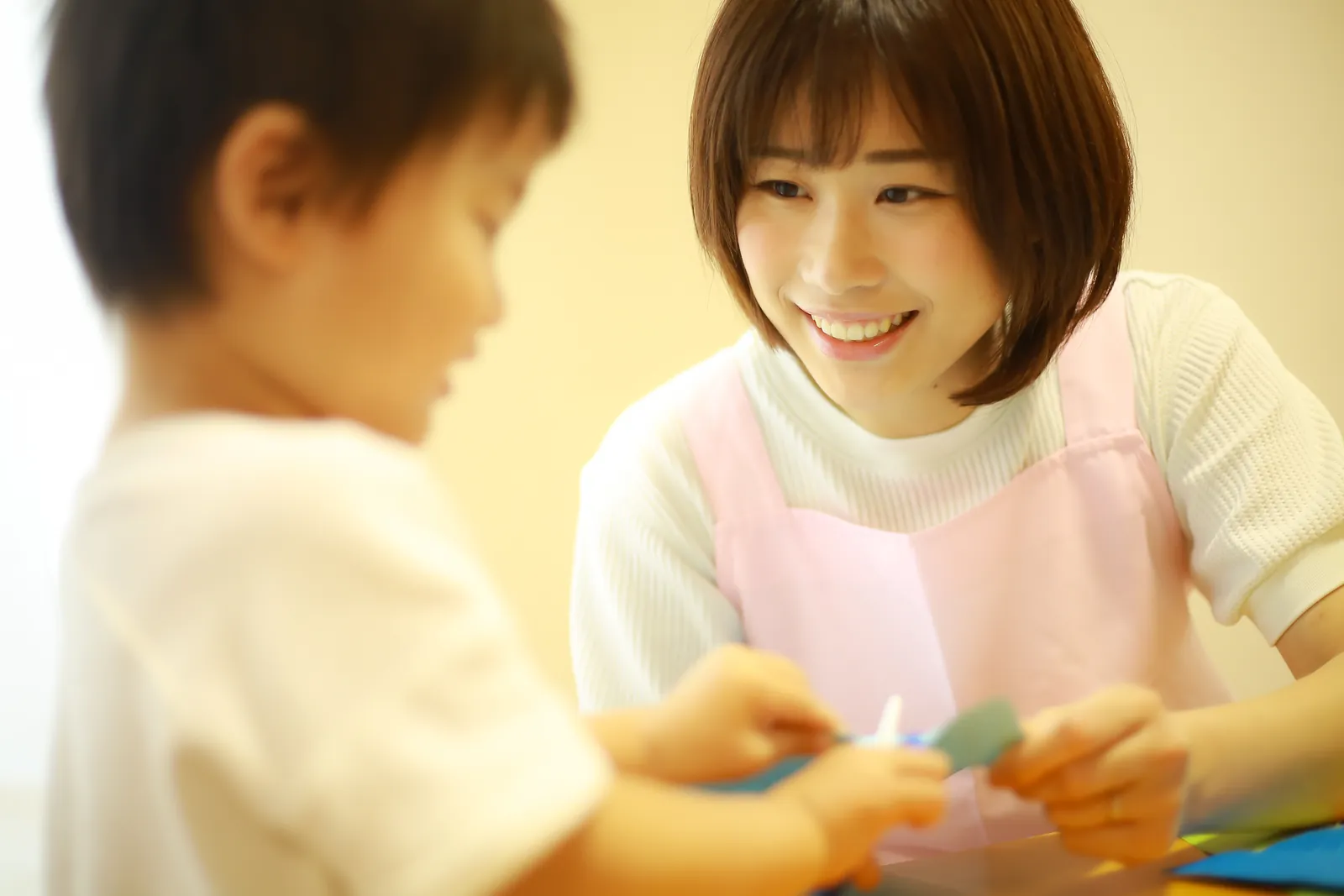 子どもと関わる保育士