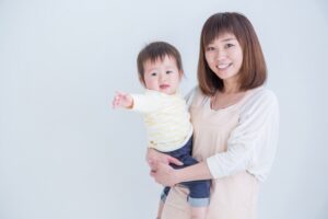 赤ちゃんを抱っこする保育士