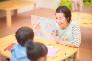絵を紹介する保育士