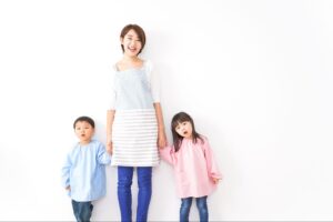 保育園の先生と園児二人