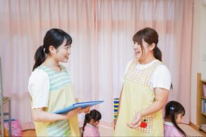保育士の先生たちが意見交換をしている